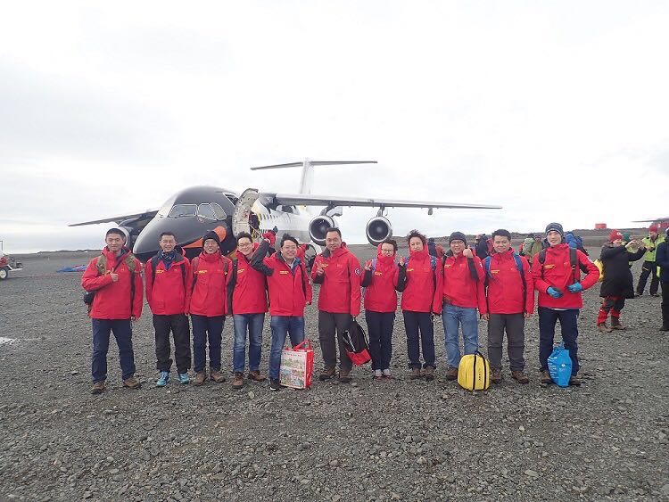 Dr. Teetat Charoenkalunyuta joins an Antarctic expedition to study environmental change and atmospheric phenomena using GNSS — original image 1