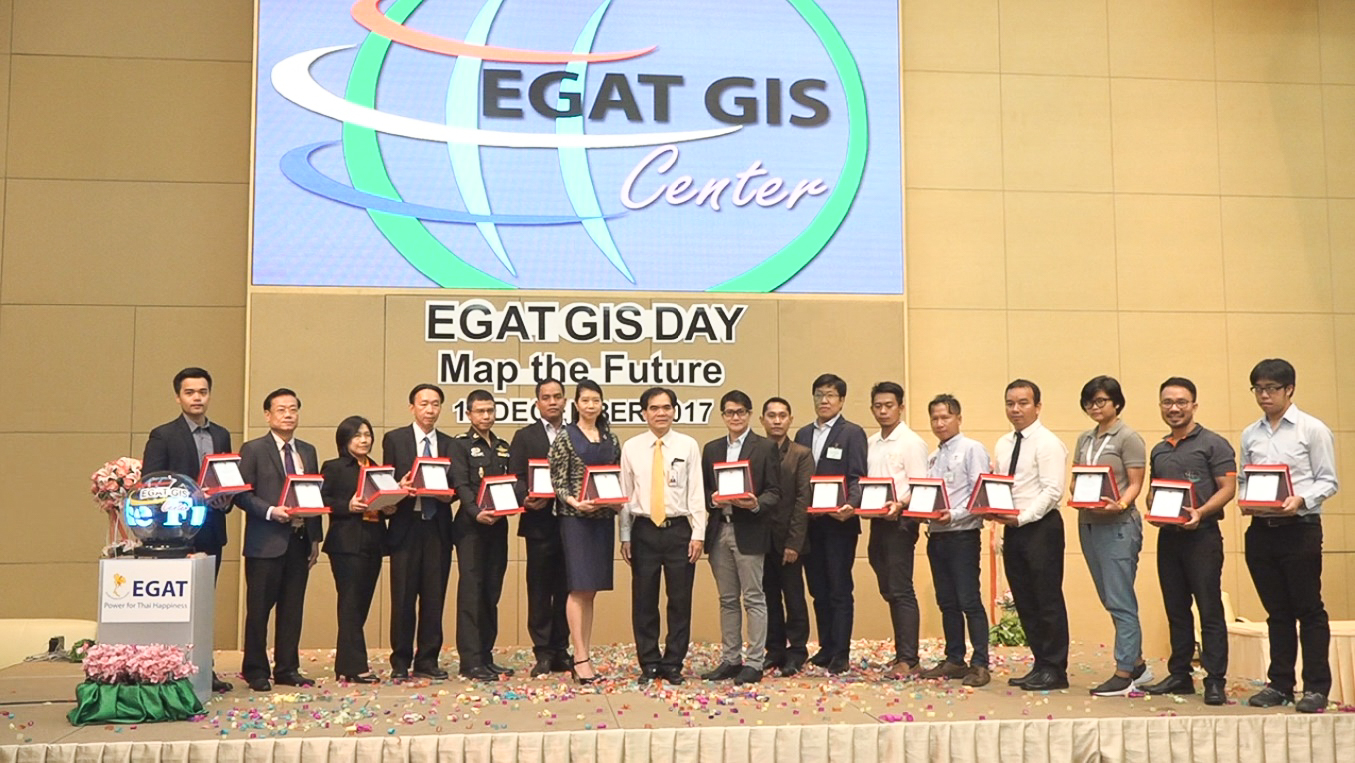 Receiving a recognition plaque at EGAT GIS DAY 2017 — original image 1